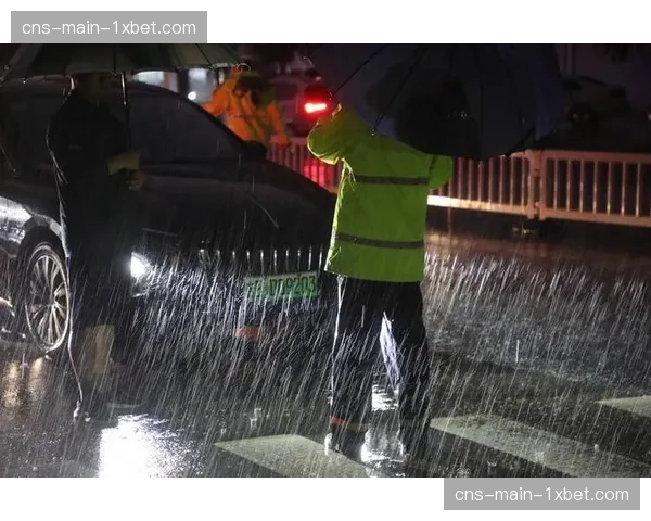 通讯：在暴雨中坚守——记录一场因天气而变得特殊的保级大战