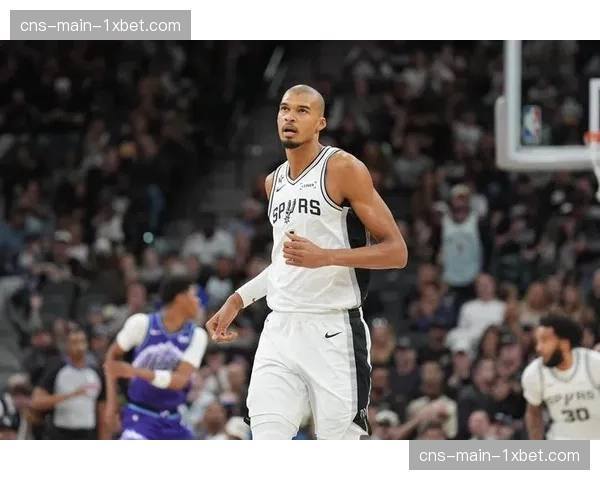 经验与青春的对话:自由人战胜狂热一役的战术细节分析 经验与青春的对话:自由人战胜狂热一役的战术细节分析